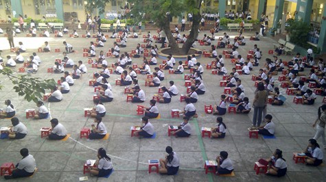 Hơn 500 học sinh Trường tiểu học Lương Thế Vinh làm bài thi tại sân trường - Ảnh: L.TRANG